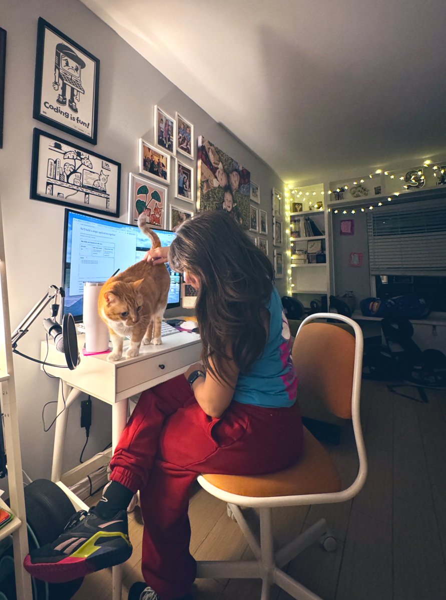 RoxanaCodes's tweet image. Good morning! Thanks to the time change 3:30AM was so easy today. Got some coding in and even had enough energy to sass my coach a bit. 
Today’s outfit was appropriate bc of how chaotic the work day started. 😆
#fitdevs #4amclub