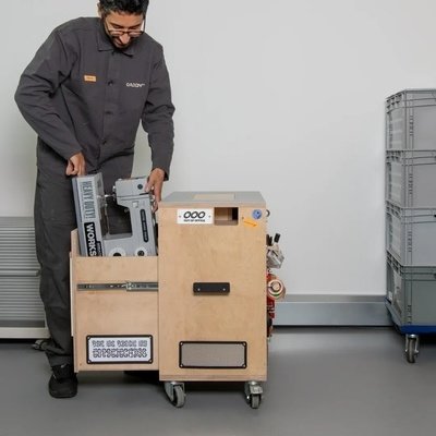 core77's tweet image. Modern sewing machines may be portable, but they all require elecricity. Anytime you use one, you&apos;re either near a wall or you&apos;re creating a trip hazard.

British designer Dom… core77.com/posts/139173/A… #SewingMachine #PortableSewing #WirelessSewing #SewingStation #ModernSewing