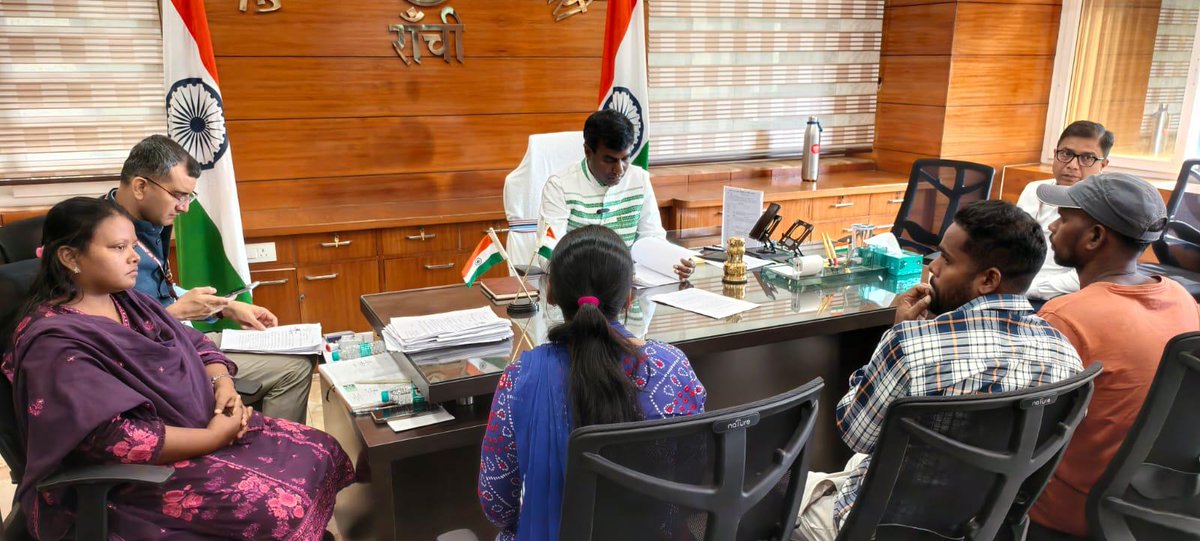 आज आयोजित जनता दरबार में अंचल अधिकारी से लेकर कर्मचारियों को शोकॉज करने को कहा गया तो कई मामलों में जांच के आदेश भी दिये गये। 

आम जनता की समस्याओं के त्वरित और पारदर्शी समाधान के उद्देश्य से आयोजित जनता दरबार में जिले के विभिन्न प्रखंडों एवं अंचलों से बड़ी संख्या में फरियादी