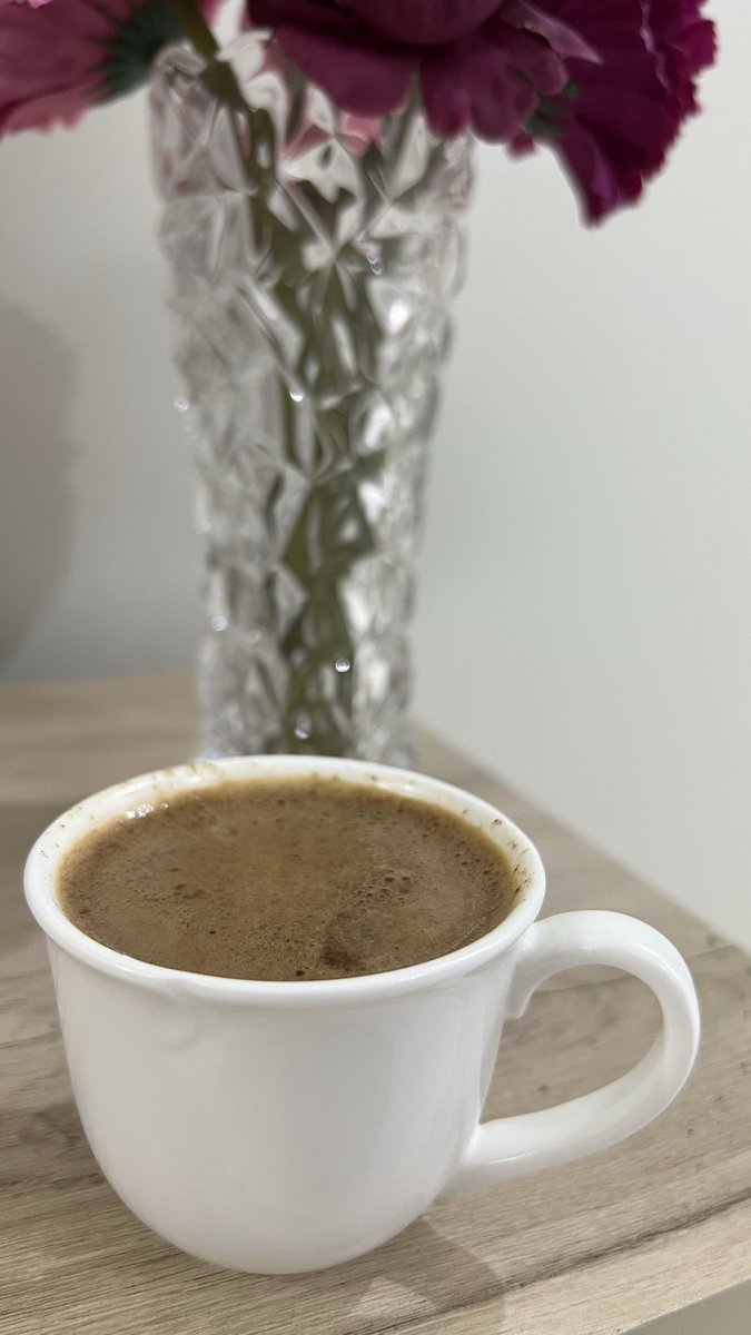 القهوة دائمًا تُلغي تفاصيل التعب
صديقة الهدوء وحبيبة المزاج

 مساء السعادة ..🦋