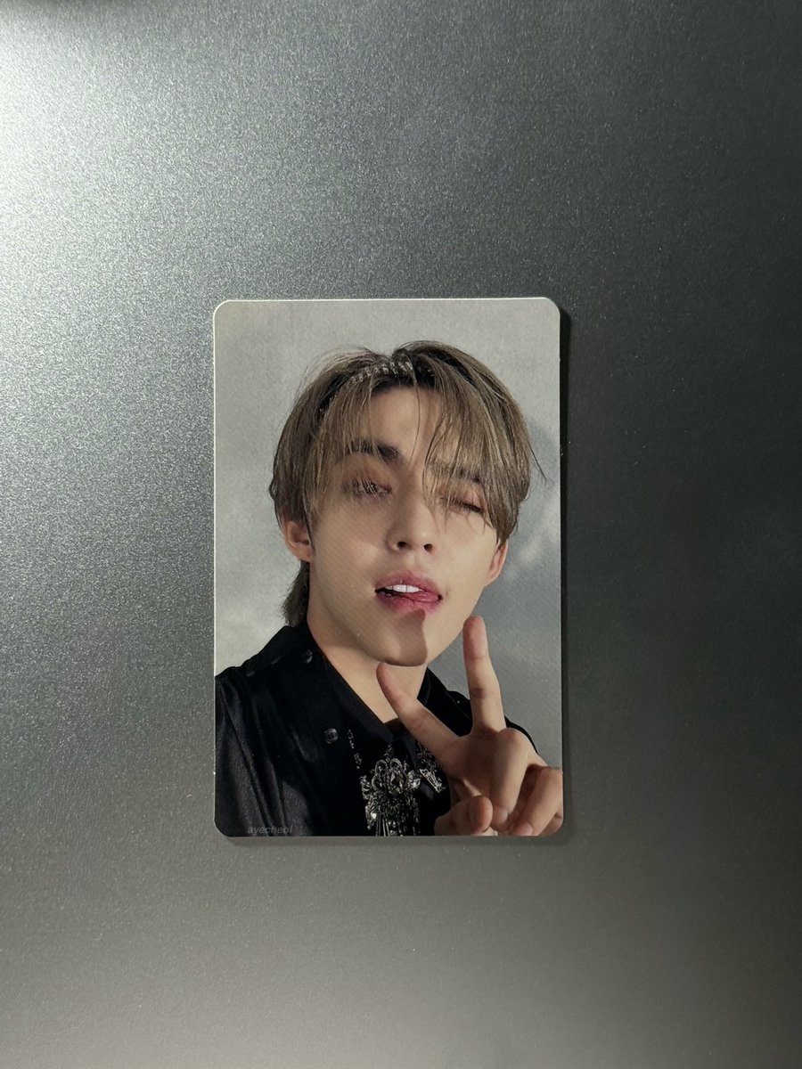 the idol                            vs.                    the photocard