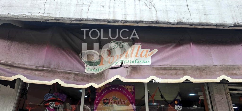 TolucaHoy's tweet image. #AhCaray 🔴🤦🏻‍♂️#Autobús de pasajeros se estampa en una #panadería en el centro de #Toluca
La unidad de la línea #RTP con económico 217, se impactó en parte de la estructura del negocio D'Dotor. El accidente se registró en Rayón y Lerdo, la mañana del lunes👇🏽
facebook.com/share/p/19tG2H…