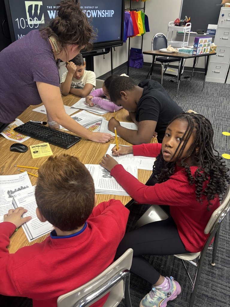 3rd graders <a href="/sunnyheightsele/">Sunny Heights Elem</a> working together to develop main idea and identify supporting details about Ancient Rome! #WarrenWill #OURHeights