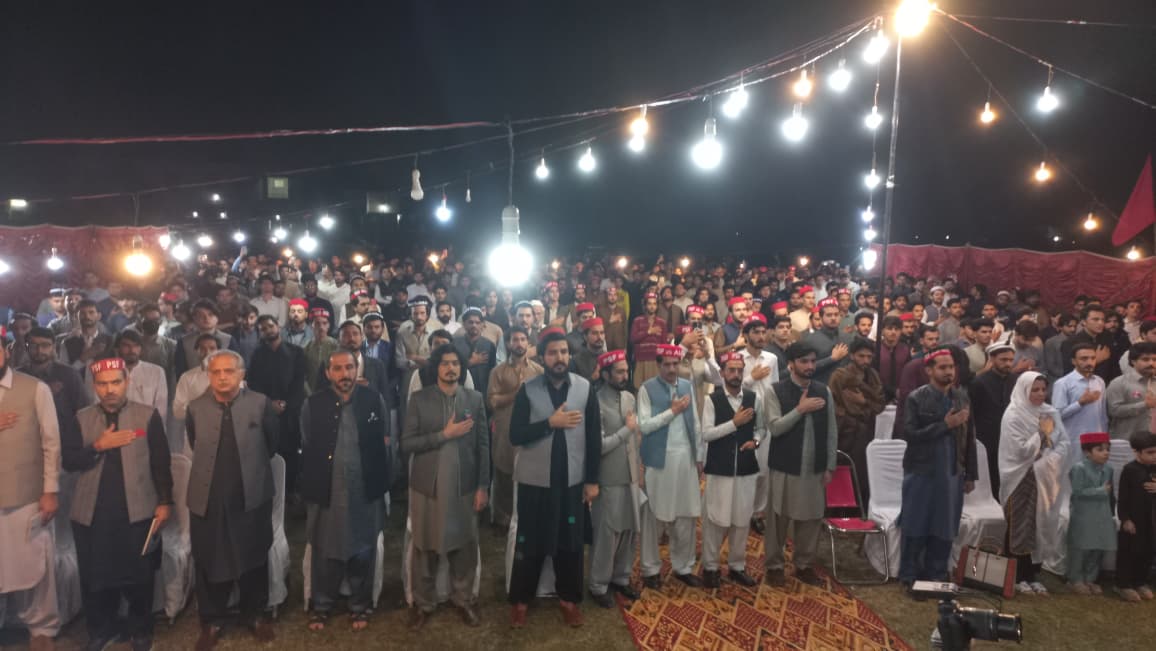 ANPMarkaz's tweet photo. پختون اسٹوڈنٹس فیڈریشن زرعی یونیورسٹی پشاور کے زیرِ اہتمام نئے آنے والے طلباء کے لیے منعقدہ ویلکم پارٹی میں عوامی نیشنل پارٹی کے صوبائی صدر میاں افتخار حسین، صوبائی جنرل سیکرٹری و کوآرڈینیٹر پی ایس ایف حسین شاہ یوسفزئی، صوبائی ترجمان ارسلان خان ناظم، منشور کمیٹی کے رکن خان زمان کاکڑ سمیت دیگر اراکین نے شرکت کی۔ شرکاء پشتو ملی ترانے کے احترام میں کھڑے ہیں۔