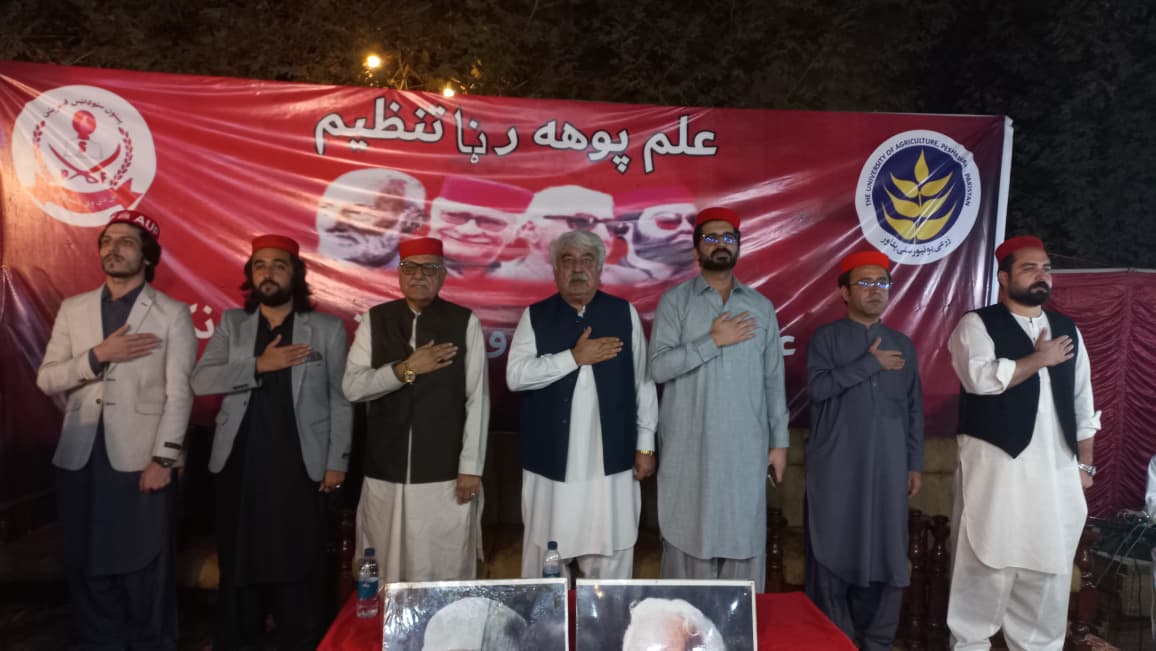 ANPMarkaz's tweet photo. پختون اسٹوڈنٹس فیڈریشن زرعی یونیورسٹی پشاور کے زیرِ اہتمام نئے آنے والے طلباء کے لیے منعقدہ ویلکم پارٹی میں عوامی نیشنل پارٹی کے صوبائی صدر میاں افتخار حسین، صوبائی جنرل سیکرٹری و کوآرڈینیٹر پی ایس ایف حسین شاہ یوسفزئی، صوبائی ترجمان ارسلان خان ناظم، منشور کمیٹی کے رکن خان زمان کاکڑ سمیت دیگر اراکین نے شرکت کی۔ شرکاء پشتو ملی ترانے کے احترام میں کھڑے ہیں۔