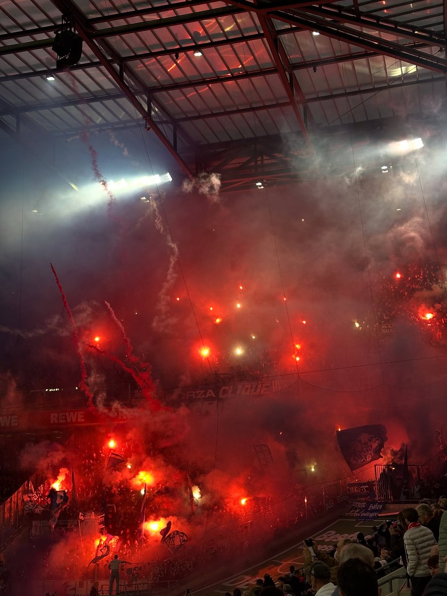Hamburg pyro in Köln
#KOEHSV
🇩🇪 02.11