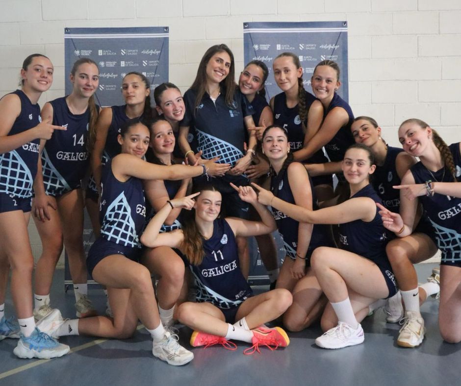 VoleiGalego's tweet image. 🤰🏼 🏐 Entre planificacións, adestramentos e follas de rotación do CESA 25… había outro proxecto en marcha! 
🤗 Noraboa, Carol e Roney, pola mellor das incorporacións á vosa familia, e tamén ao #voleigalego ! 

💙Benvido Mateo💙