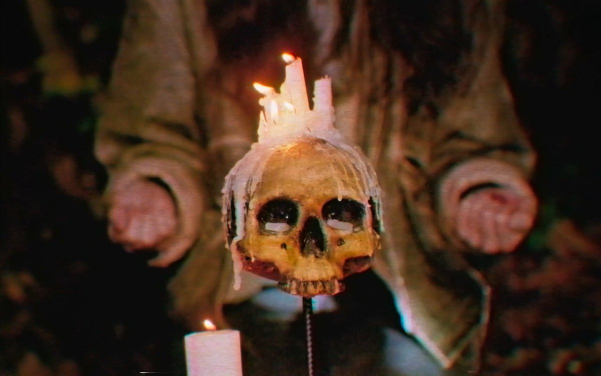 Puedes ver INVOKING YELL 🎸💀 en Cinépolis para disfrutar de cine chileno con con las últimas spooky vibes del año🎃🎬

En 1997, tres jóvenes viajan a los bosques del sur de Chile para grabar un demo. Pero su obsesión por el sonido perfecto las lleva a adentrarse en un terreno