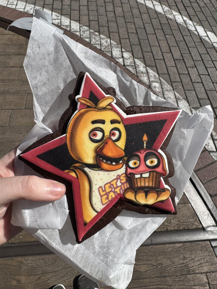 Asked the man at universal for the five nights at Freddy’s cookie and he said huh? The yellow bird one? 😞