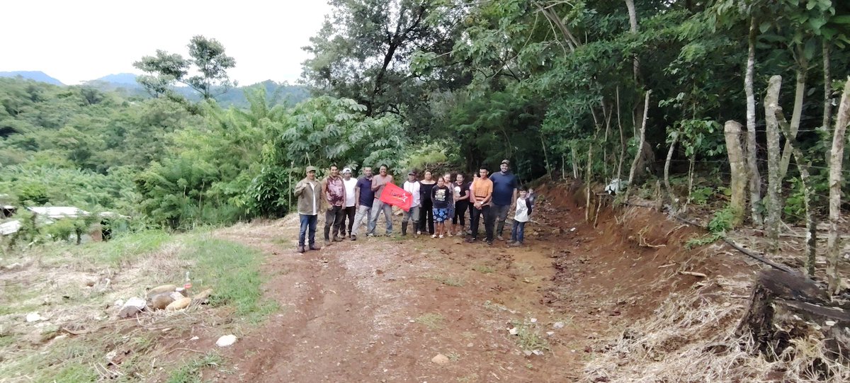 El diputado #RigobertoMiranda, socializó con los vecinos de San Antonio de Trojes, en Santa Cruz de Yojoa, Corté, el proyecto de electrificación del barrio Los Pizotes, una iniciativa que transformará la vida de las familias de esta comunidad al llevarles energía, desarrollo y