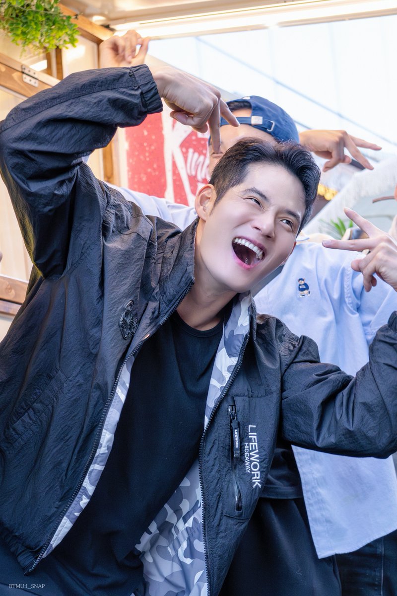 BATA_SNAP's tweet image. 251016 킹키부츠 엠카운트다운

#서경수 배우님

ㅋㅋㅋㅋ 두번째 사진 으얔!! 하는거 같아서 너무 귀여워요 ㅋㅋㅋ
⠀