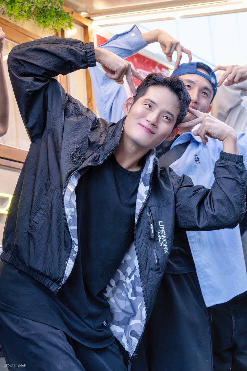 BATA_SNAP's tweet image. 251016 킹키부츠 엠카운트다운

#서경수 배우님

ㅋㅋㅋㅋ 두번째 사진 으얔!! 하는거 같아서 너무 귀여워요 ㅋㅋㅋ
⠀