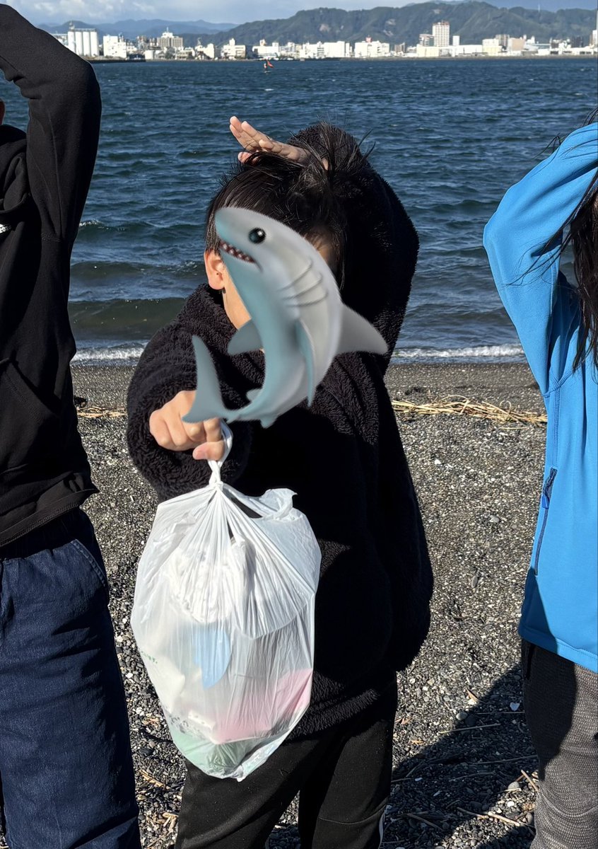 キッズ発表の最後、
海の環境を守るために
「自分ができることをする！」
とまとめた息子

サメサメ会議シンポジウム翌日の朝は会場近くのビーチをサメ友達とゴミ拾いしました。有言実行🫡