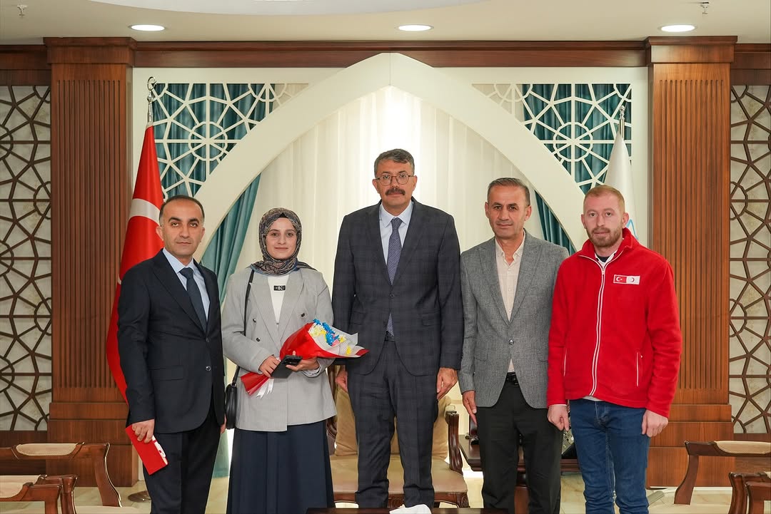 Kızılay haftası münasebetiyle,  Valimiz Sayın Ali ÇELiK'i makamında ziyaret ederek, çalışmalarımız hakkında kendilerini bilgilendirdik.