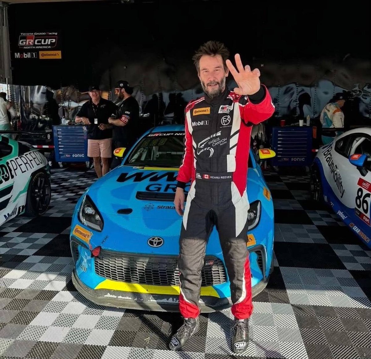 PTaylor19365397's tweet image. The calm strength in his eyes says it all discipline, passion, and purpose. Whether behind the wheel or in front of the mirror, Keanu carries humility like armor. A legend who doesn’t just play roles, he lives them with grace. 💫🔥 #PureClass #KeanuEnergy #Keanufan