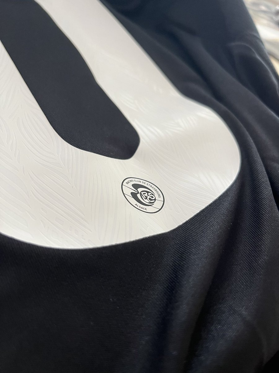 Je l’avais jamais vu en vrai, le flocage coupe d’Europe est sublime avec le rappelle des plumes 😍 bravo <a href="/RCSA/">Racing Club de Strasbourg Alsace</a>