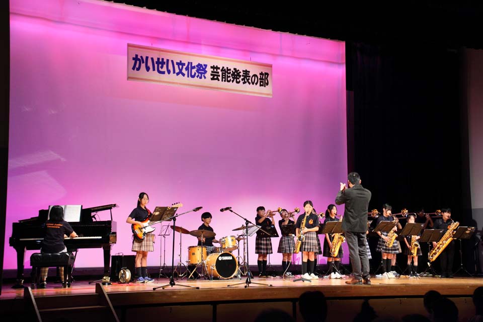 11月2日、団の設立以来欠かさず参加しているイベント「かいせい文化祭芸能発表会」（開成町福祉会館）に出演しました。
小学生バンドBlue Birdsは、あじさいちゃんくらぶとの「かいせいマーチ」のコラボもバッチリ決まり、町制70周年記念の発表会を締めくくるのにふさわしい演出となりました。