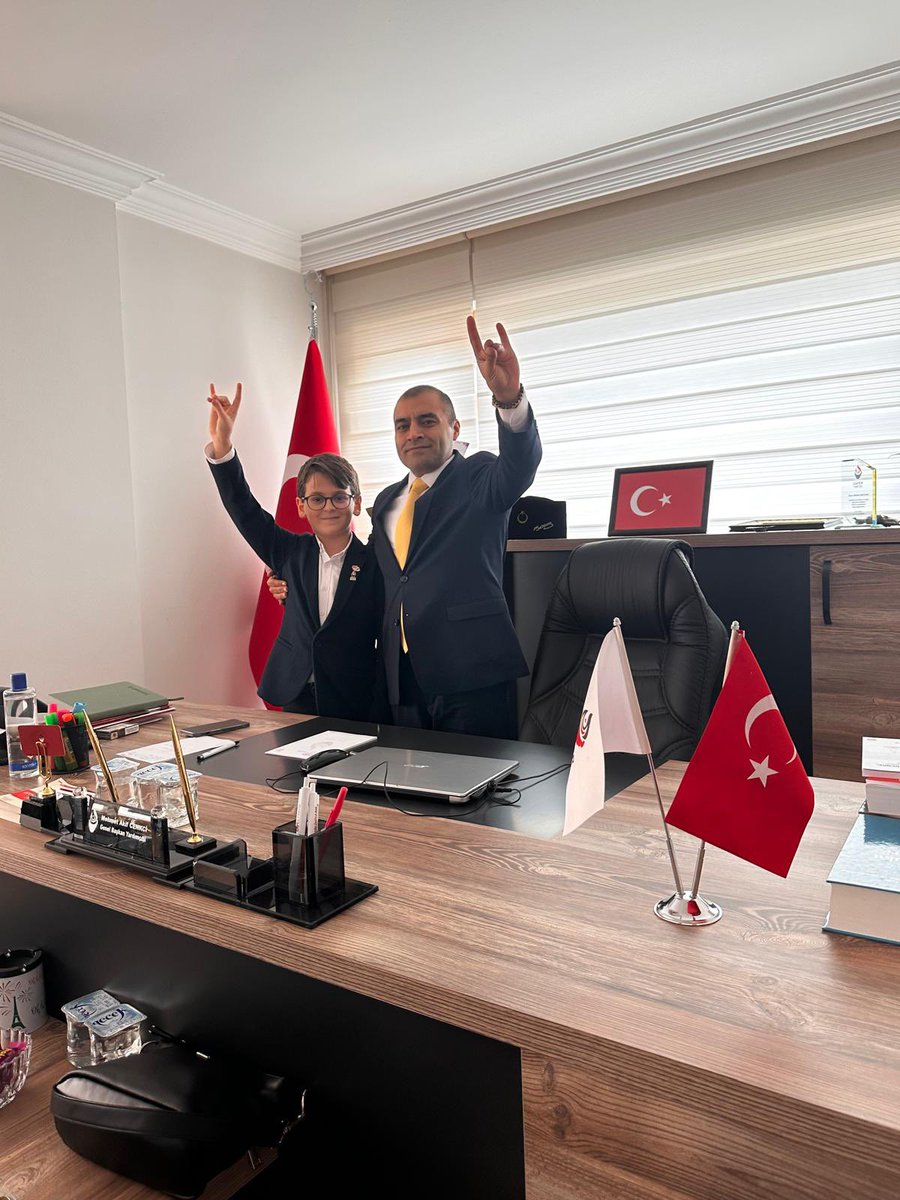 Bugün Sancaktepe Belediye Başkan adaylığım döneminde çocuk kolları başkanım olan Sarp Deniz Hırka, kıymetli annesi Suna Hanımla birlikte genel merkezde ziyaretime geldi.

Sarp, artık gençlik kollarına doğru emin adımlarla ilerliyor.

<a href="/zaferpartisi/">Zafer Partisi</a> <a href="/umitozdag/">Ümit Özdağ</a> <a href="/ZP_Bozkurt/">ZP_🇹🇷𐱅𐰇𐰼𐰰SunaHırka</a>