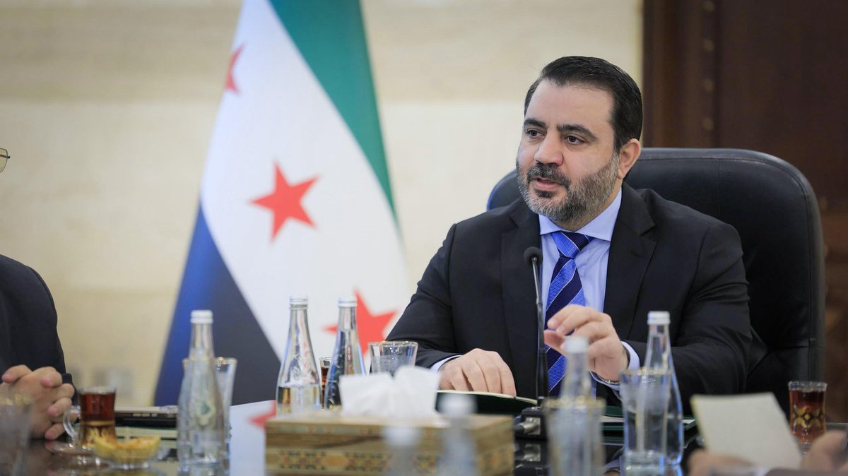 syrianmofaex's tweet photo. وزير الخارجية والمغتربين السيد أسعد حسن الشيباني يلتقي الدبلوماسيين المنشقين عن النظام البائد ويوقّع قرار إعادتهم إلى ملاك وزارة الخارجية والمغتربين. https://t.co/jkza6Z7Qgc