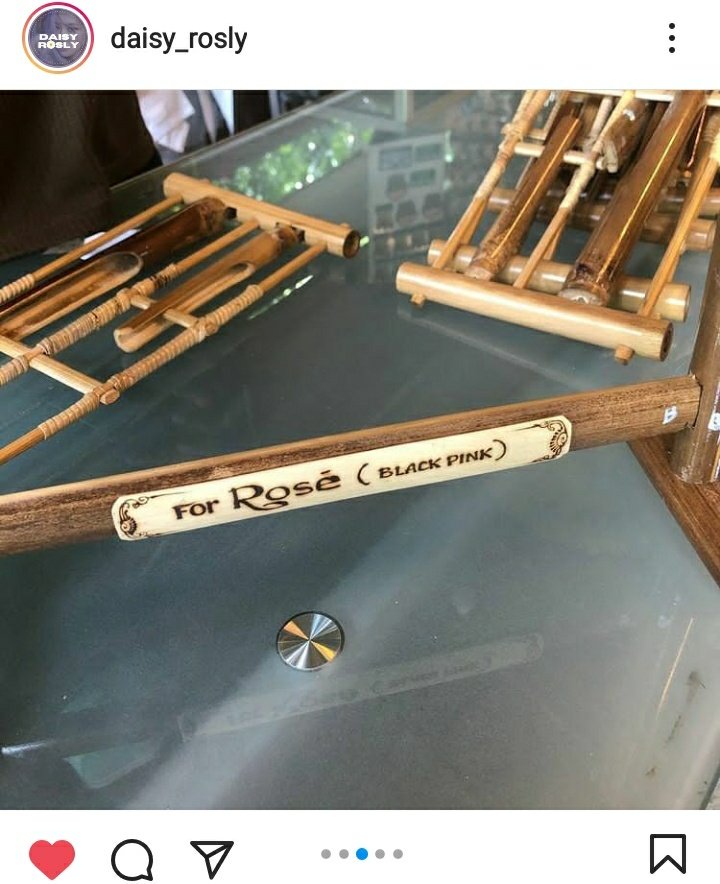 eternalroseanne's tweet photo. fun fact: Rosé once had a set of angklung (a traditional musical instrument of Sundanese in Indonesia) displayed in her home

One of her fanbases sent it as a gif from Saung Udjo, she showed her appreciation by proudly displaying it🥹 pls come visit Indonesia for ur solo concert https://t.co/0TQndWdu7N