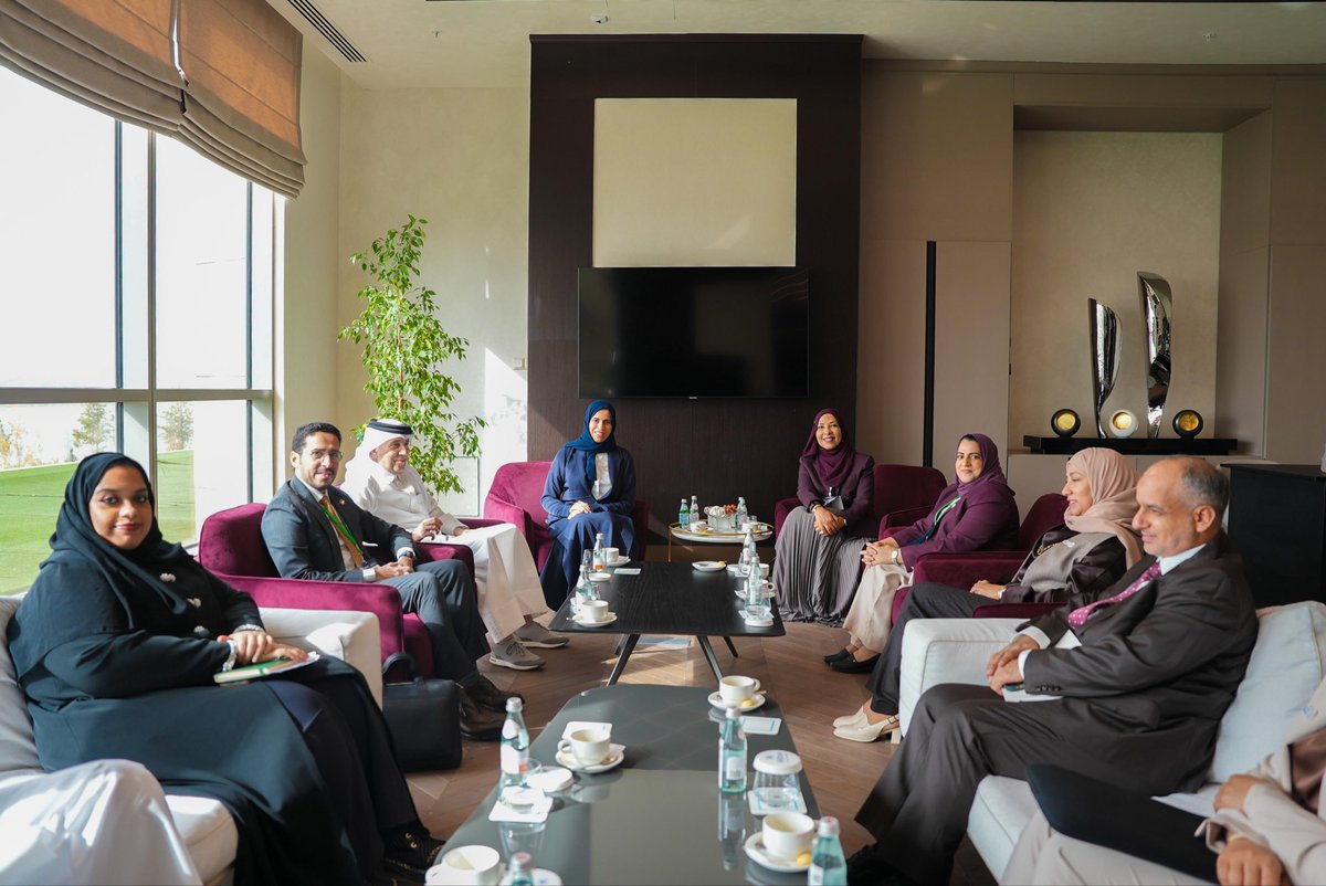 Qatar_Edu's tweet photo. وزيرة التربية والتعليم تلتقي نظيرتها العُمانية لتعزيز التعاون في التعليم المهني والتقني.

للمزيد:
https://t.co/H1PhVRjKjr

#وزارة_التربية_والتعليم_والتعليم_العالي https://t.co/G7AM9A5VSu