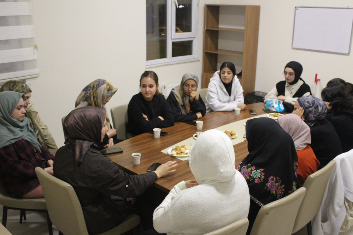 Salih Baba Yurdu'nda "Uyum Programlarımızı" tamamladık. 

Öğrencilerimizin yeni şehir ve yurt hayatına adaptasyonunu kolaylaştırmak için Psikososyal Destek ve Bilgilendirme toplantıları gerçekleştirdik.

Tüm soruları yanıtladık, destek mekanizmalarımızı anlattık.