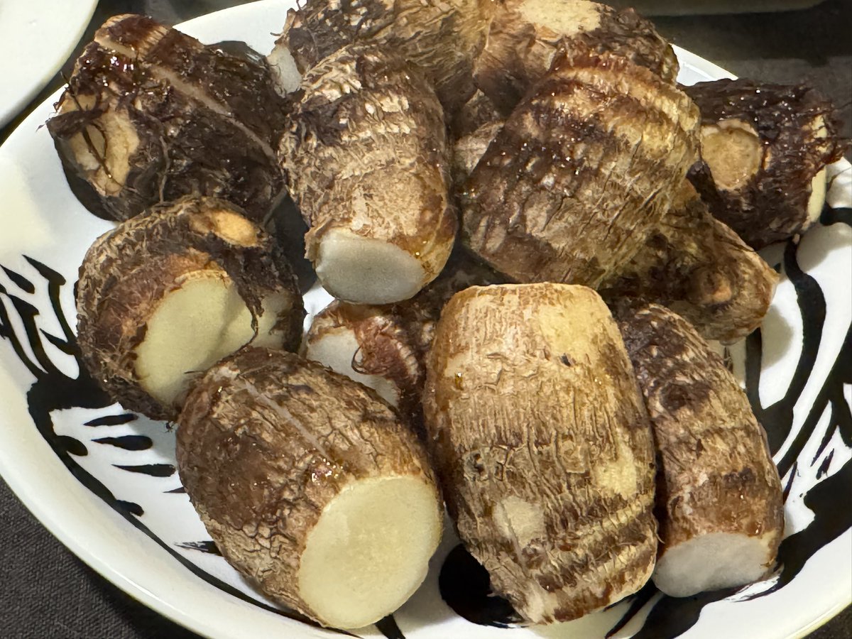 良い里芋がどっさり手に入ったので、とりあえず第一弾をどうしようか