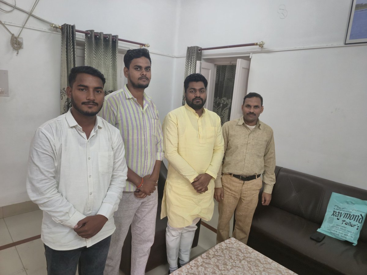 Nirajgupta9452's tweet image. “आज पुनः देवरिया सर्किट हाउस में
बड़े भईया आदरणीय अरविंद राजभर जी
(राष्ट्रीय प्रमुख महासचिव – सुहेलदेव भारतीय समाज पार्टी,
पूर्व राज्य मंत्री – उत्तर प्रदेश सरकार)
से शिष्टाचार मुलाकात हुई।” @arvindrajbhar07 @oprajbhar @ArunrajbharSbsp