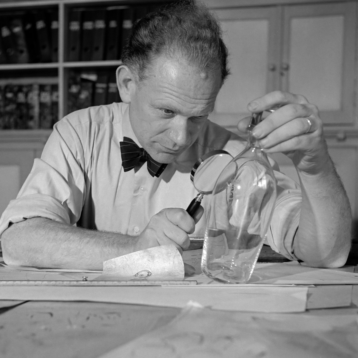 robbertleusink's tweet photo. In 1914, a 13-year-old boy started working at Glasfabriek Leerdam for 50 cents a day, where his father ran the etching department.

Noticed for his drawing talent by the director, he became the 20th century's leading glass designer.

The story of Royal Leerdam Crystal 🧵 https://t.co/PNq0WbJPoY