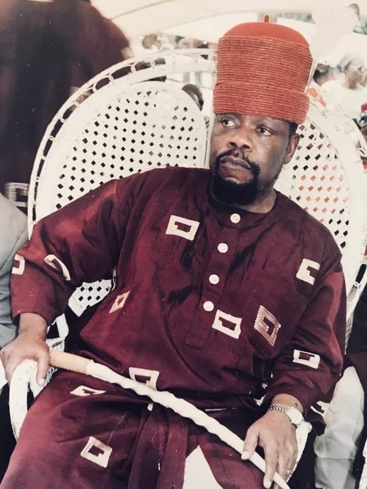 VivianIfeomaOj's tweet image. In 1996 when Dr Alex Ekwueme stood up to address the congress, the northerners shut him down. 

But then Chief Chukwuemeka Ojukwu stood up, walked straight towards him and stood firmly behind him without saying a word. 

The entire audience fell silent and Dr Alex Ekwueme's voice…