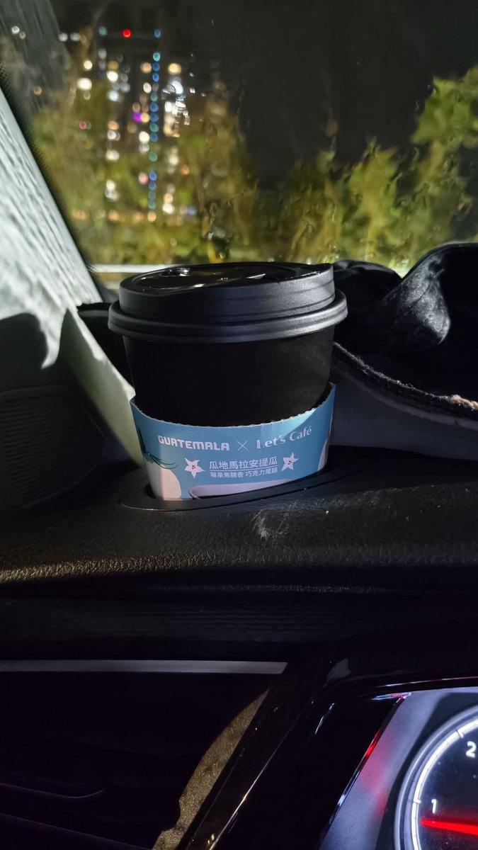 兩杯咖啡
配著歌
一個
人