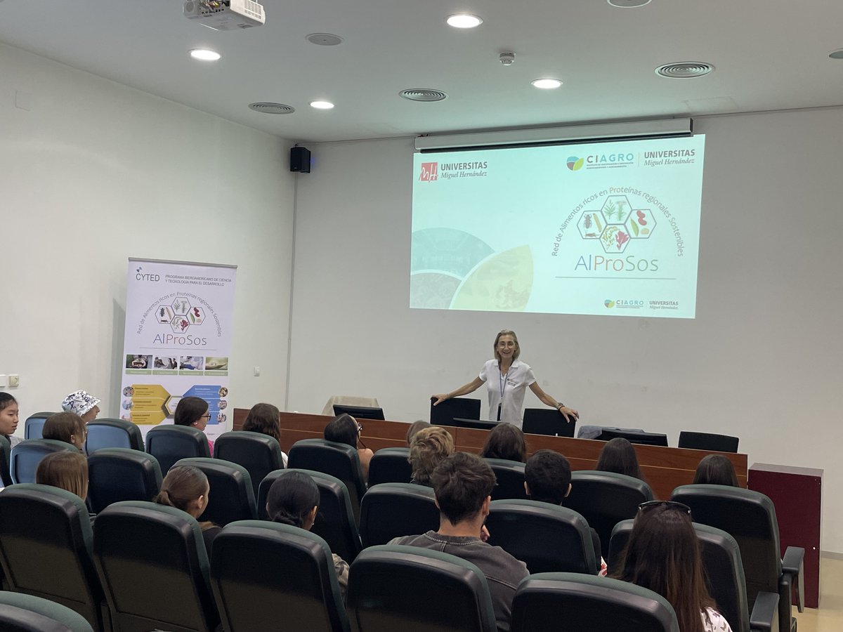 La semana pasada ha tenido lugar la Jornada de Puertas Abiertas de la EPSO, donde el grupo de investigación de la UMH ha ofrecido el Taller A5 “Red ALPROSOS: Alimentos ricos en proteínas regionales sostenibles” impartido a 75 estudiantes de los IES de la provincia de Alicante.