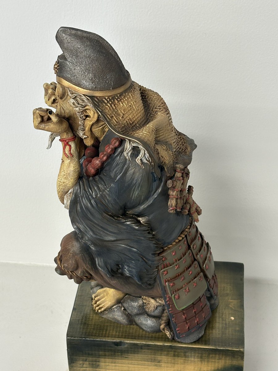 タイトル　陰陽師『黒瓜』

作品紹介
『黒瓜阿霊』
陰陽師が政治に深く関与していた平安時代から鎌倉時代にかけて、聖徳太子が陰陽五行思想を政治制度に導入。
黒瓜さんはそんな時代にいたかもしれない陰陽師で陰陽五行符を操る呪術師です。

素材　スカルピー製　ほんの少しエポパテ

高さ30cm