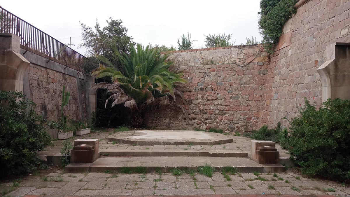 CastMontjuic's tweet image. Este fin de semana hemos celebrado la fiesta de Todos los Santos y los Difuntos, recordando a los soldados españoles caídos en Cuba y también aquellos fusilados en el Foso de Santa Elena.

#MemoriaHistórica #Homenaje #AACM