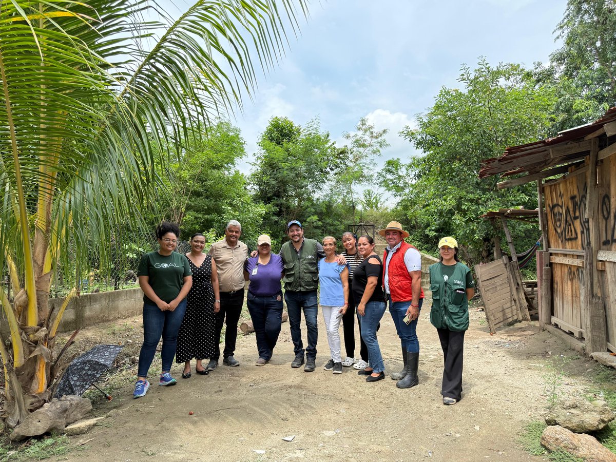 GOAL_Honduras's tweet photo. El futuro de la prevención se construye en #Honduras, ¡Y se hace a nivel local!👏

En el marco del Proyecto SAT: Mantente Alerta y Actúa, hemos puesto manos a la obra con los Comités de Emergencia Municipal (CODEM) en: Choloma, La Lima, Pimienta y San Manuel, a través de Talleres de Análisis del Riesgo y validaciones directas en campo, estamos construyendo herramientas vitales: mapas de riesgo hiper-locales. Esto significa que las autoridades y la comunidad ahora tienen el conocimiento técnico para identificar y actuar en las zonas más críticas de inundación.

✨Este esfuerzo es posible gracias al compromiso del consorcio ejecutor @trocaire  ACCSS, CASM HI @CEPREDENAC  y GOAL Internacional, y el apoyo esencial de la @UEenHonduras (ECHO).

¡Juntos, transformamos el riesgo en preparación!💪
#GOALContigo