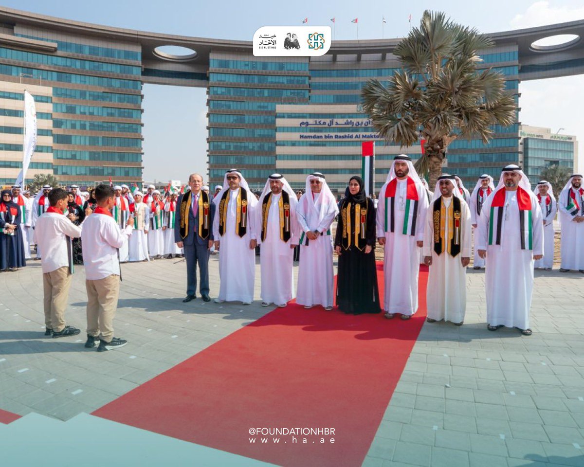 احتفلت مؤسسة حمدان بن راشد آل مكتوم للعلوم الطبية والتربوية، بالتعاون مع هيئة تنمية المجتمع في دبي، بيوم العلم، بمشاركة معالي حصة بوحميد، مدير عام الهيئة، ومعالي حميد القطامي، رئيس مجلس أمناء المؤسسة، وعدد من المسؤولين والموظفين في أجواء جسدت روح الانتماء والاعتزاز بالوطن.