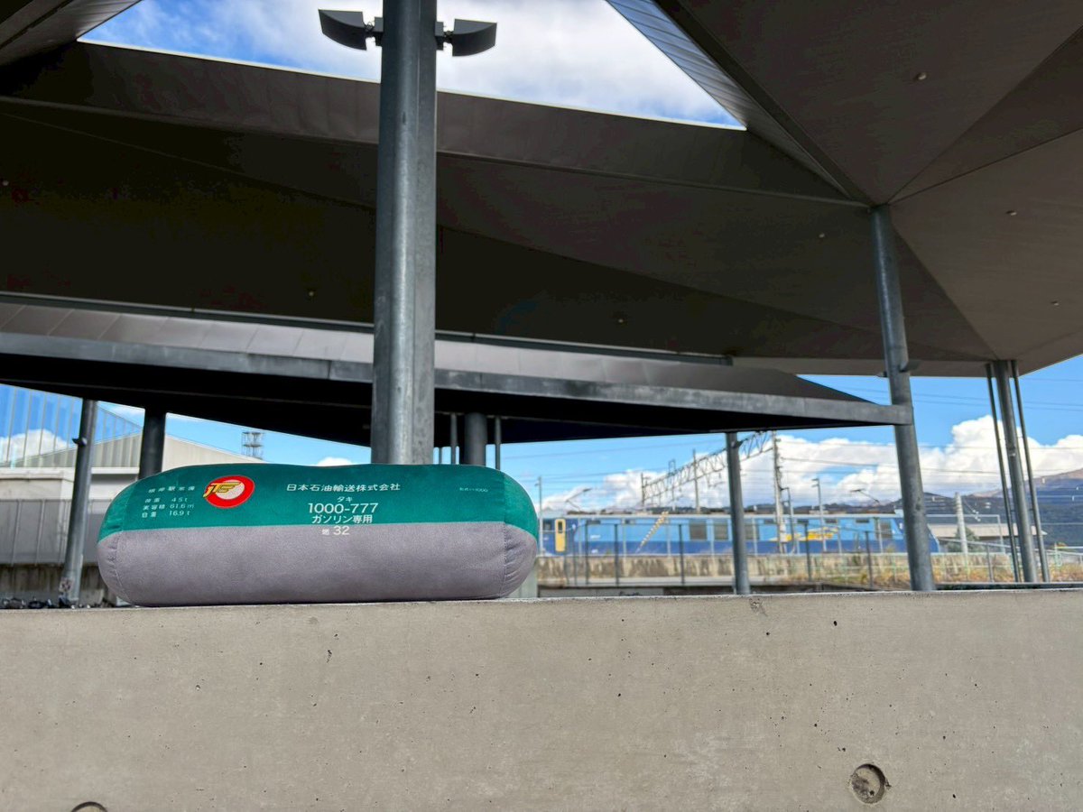 tetsu641031's tweet photo. 初めて竜王駅行ったけどめちゃくちゃ綺麗な駅でビックリした！
ちょうど定期貨物も見れたのでよかった！

 #EH200
 #タキ1000 https://t.co/qOsiRBcD5u