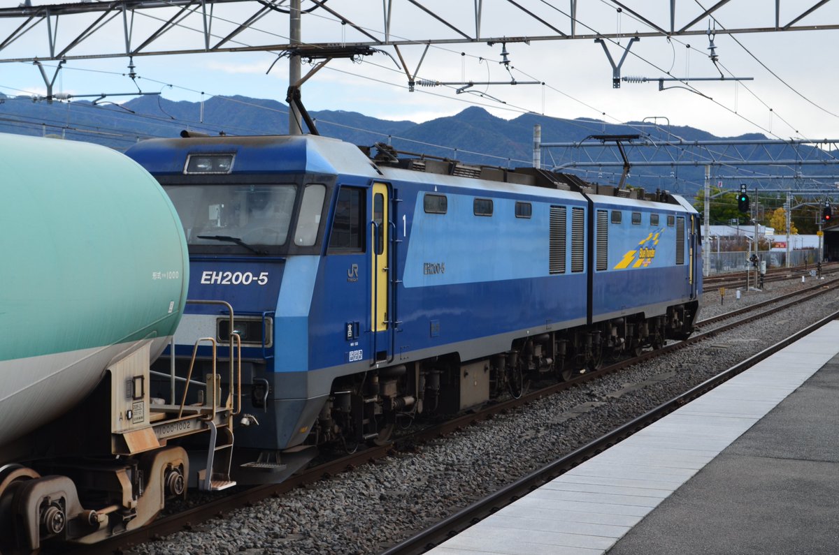 tetsu641031's tweet photo. 初めて竜王駅行ったけどめちゃくちゃ綺麗な駅でビックリした！
ちょうど定期貨物も見れたのでよかった！

 #EH200
 #タキ1000 https://t.co/qOsiRBcD5u