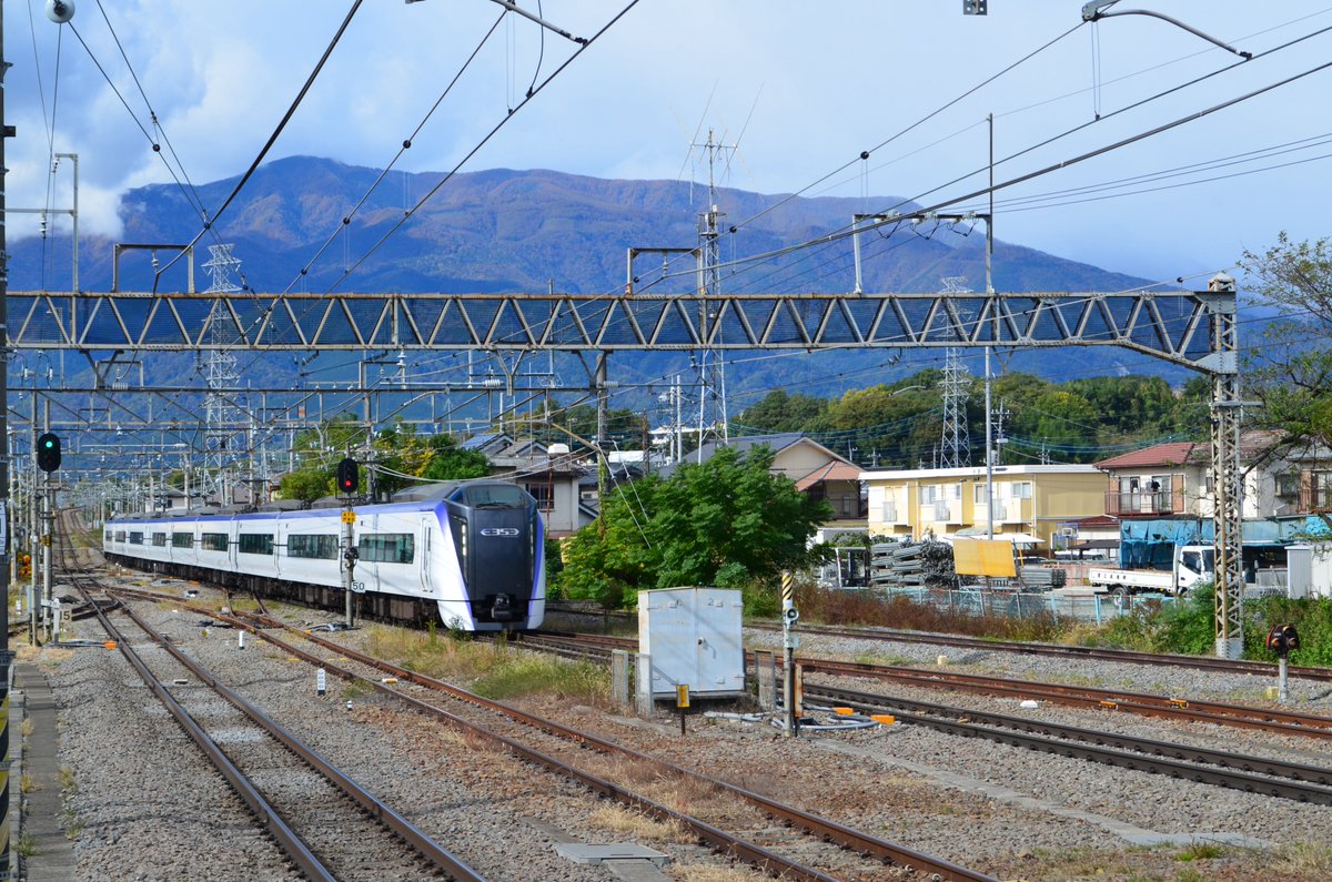 tetsu641031's tweet photo. 初めて竜王駅行ったけどめちゃくちゃ綺麗な駅でビックリした！
ちょうど定期貨物も見れたのでよかった！

 #EH200
 #タキ1000 https://t.co/qOsiRBcD5u
