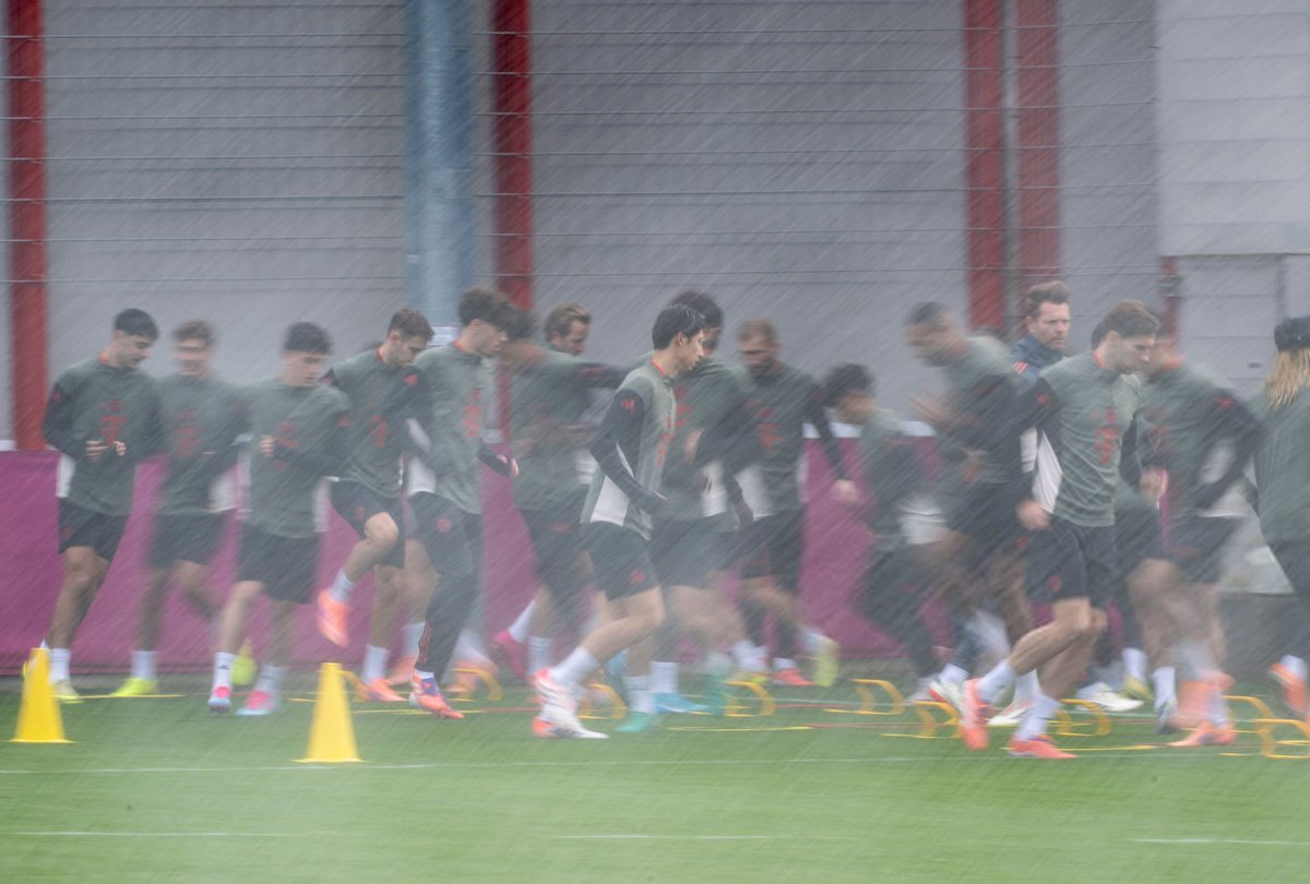 fcbayern_2's tweet photo. من تدريبات الفريق ⚪🔴

#FCBayern #UCL #FCBBRU ⚪🔴 https://t.co/VVJu5BCZTA