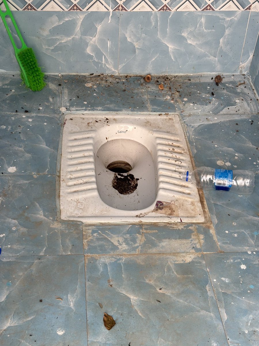 ValueFitnessIn's tweet photo. @ramnadcollector a beautiful park (Amma Park, Ramnad) with badly maintained bathrooms. The ticket for entrance is ₹5. The ticket master says, what can he do, complain to the collectors office. 

This is the condition of the bathroom. https://t.co/LRHc85PrDF