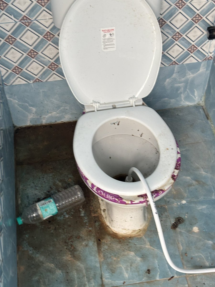 ValueFitnessIn's tweet photo. @ramnadcollector a beautiful park (Amma Park, Ramnad) with badly maintained bathrooms. The ticket for entrance is ₹5. The ticket master says, what can he do, complain to the collectors office. 

This is the condition of the bathroom. https://t.co/LRHc85PrDF