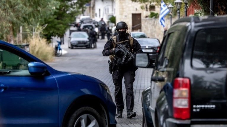 Yunanistan’da geçmişi  70 yıl önceye dayanan kan davası önceki gün  yeniden alevlendi.  İki aile arasında yaşanan bombalı  saldırıda 3 kişi öldü onlarca kişi yaralandı.

İki düşman aile arasındaki kan davası bundan tam 70 yıl önce 27 Ağustos 1955’te işlenen bir cinayetle başladı.