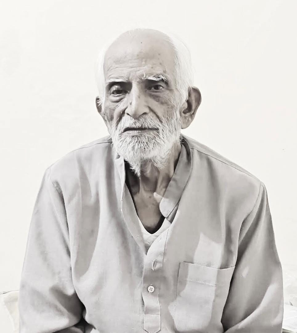 kpmaurya1's tweet photo. राष्ट्रीय स्वयंसेवक संघ के वरिष्ठ प्रचारक एवं विश्व हिन्दू परिषद के केन्द्रीय सह मंत्री रहे आदरणीय स्नेह पाल जी (बाबूजी) के निधन का समाचार अत्यंत दुःखद है। उनका निधन संघ परिवार के लिए अपूरणीय क्षति है। 

उन्होंने अपना सम्पूर्ण जीवन राष्ट्र और समाज की सेवा एवं संरक्षण के लिए समर्पित कर दिया।

प्रभु श्रीराम जी दिवंगत पुण्यात्मा को अपने श्रीचरणों में स्थान दें। 

ॐ शांति!