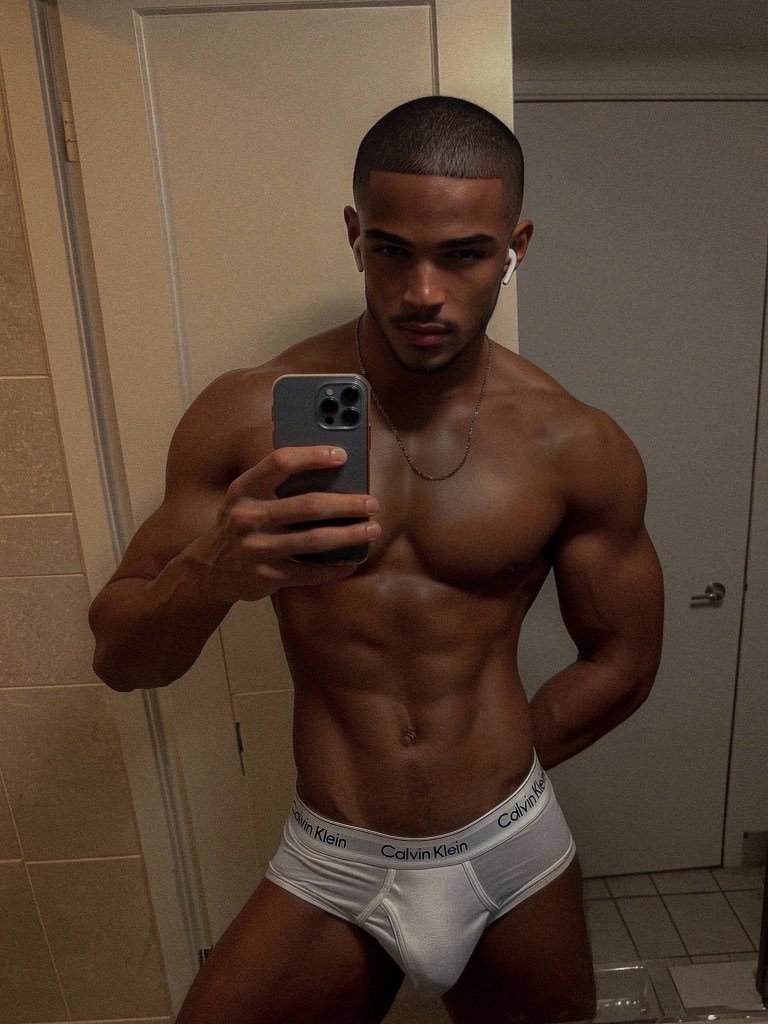 matureluv1's tweet photo. New day. Same problem: can’t stop looking this good.”
#MondayMood #MirrorGameStrong #StartYourWeekRight https://t.co/iZRImMLJll