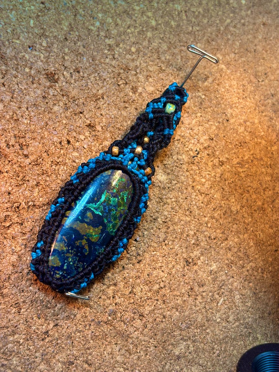 i6blWk0Lsi8Raop's tweet image. ネックレスのトップ完成
石：アズライト
#マクラメ
#macramé
#ハンドメイド