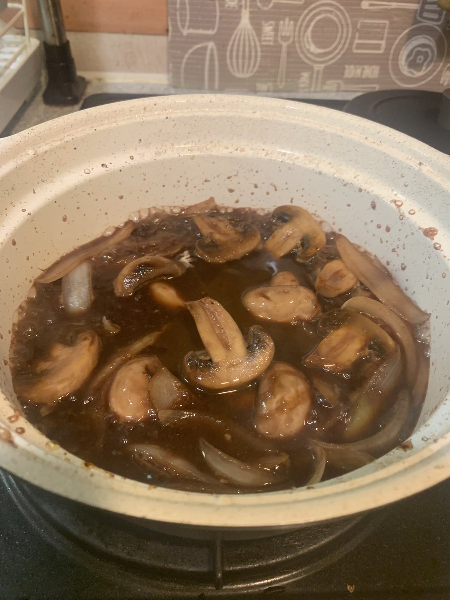 tottitotti's tweet photo. おっさんは何を作っても駄目らしいんやけど、鶏の赤ワイン煮込みを作ったよ。フランスの家庭料理らしい。我ながら美味しくできた。 https://t.co/Hu8y40ptz6