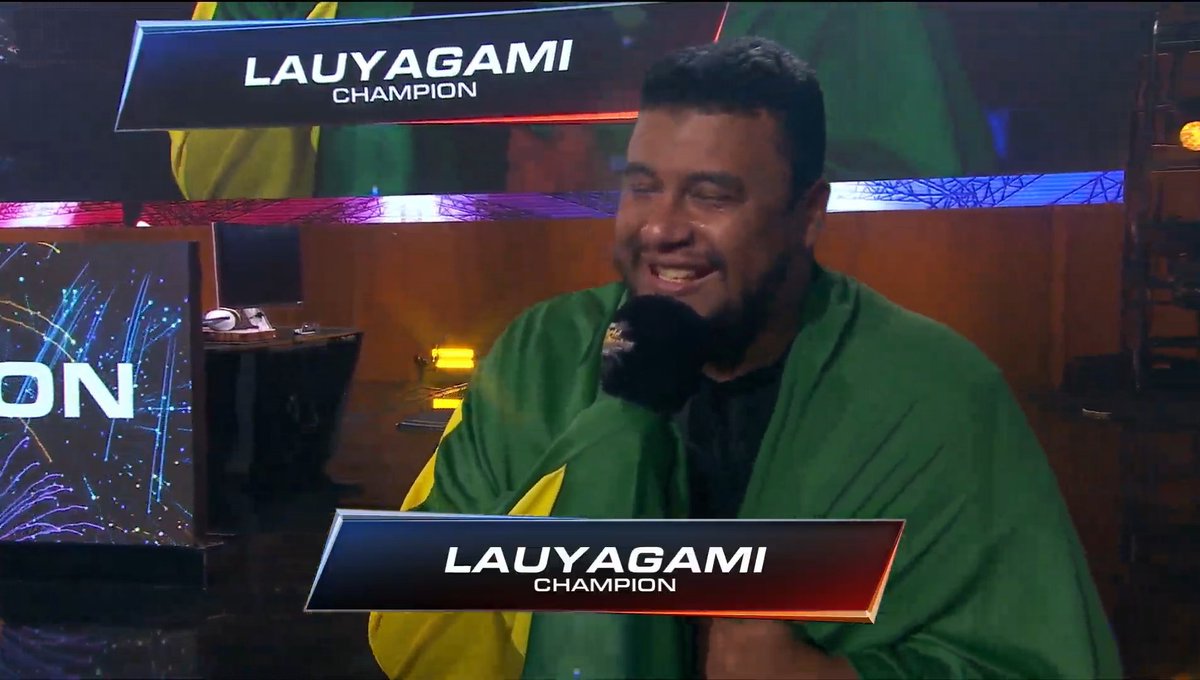 🚨🚨ATENÇÃO COMUNIDADE🚨🚨
Esperamos que todos tenham sobrevivido ao dia de ontém. 

Simmmmm, o brasil é campeão mundial de KOFXV nas mãos abençoadas de <a href="/Lauyagami1/">Lauyagami</a>

E não para por aí, o nosso querido brasileirinho despertou muito holofotes e agora é hora da FGC brasileira