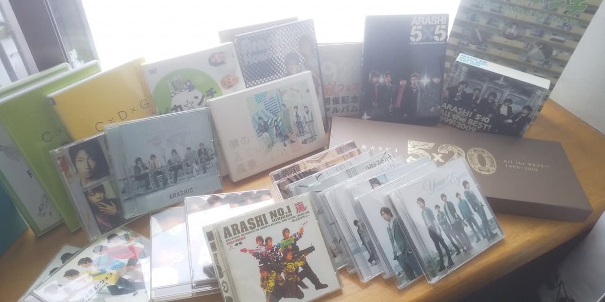 919Masato's tweet photo. 嵐おめでとう♪今日という日が本当に嬉しい。写真は配信と��係ない自宅の部屋と実家にいた時の写真。全てのCD、DVDを初回と通常版を揃えていた。他にも捨てられずにいるMyojoの切り抜きが大量に…
だが後悔の無い我が人生👍️

#嵐
#相葉雅紀
#松本潤
#二宮和也
#大野智
#櫻井翔
#生配信だヨ嵐会2025 https://t.co/iVrtWxsRxX
