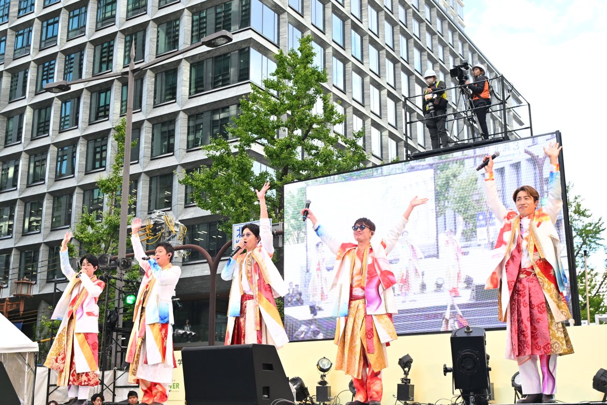 modelpress's tweet photo. SUPER EIGHT、凱旋ライブで歓声
「御堂筋ランウェイ」登場🎤✨️

🔻写真・記事詳細はこちら
https://t.co/C7Eae19pux

💬村上「大阪の街を盛り上げていきたい」

＜歌唱曲＞
「ズッコケ男道」
「無責任ヒーロー」
「浪花いろは節」
「大阪レイニーブルース」
ほか

#SUPER_EIGHT https://t.co/yg4iwVpdtC